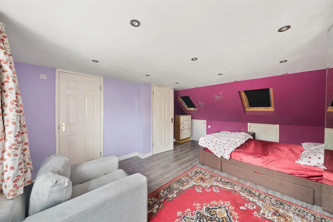 The Vale, Heston, photo 9