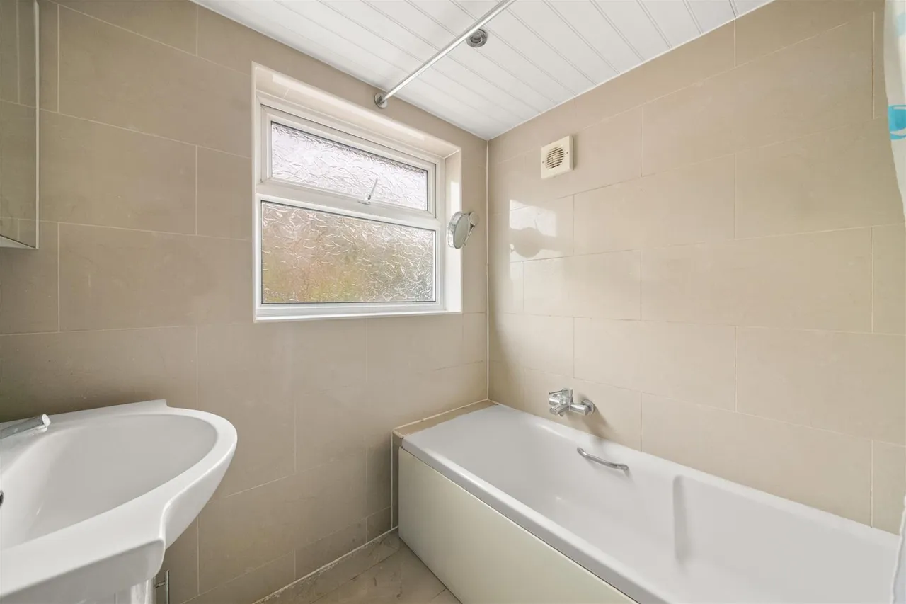 The Vale, Heston, photo 8