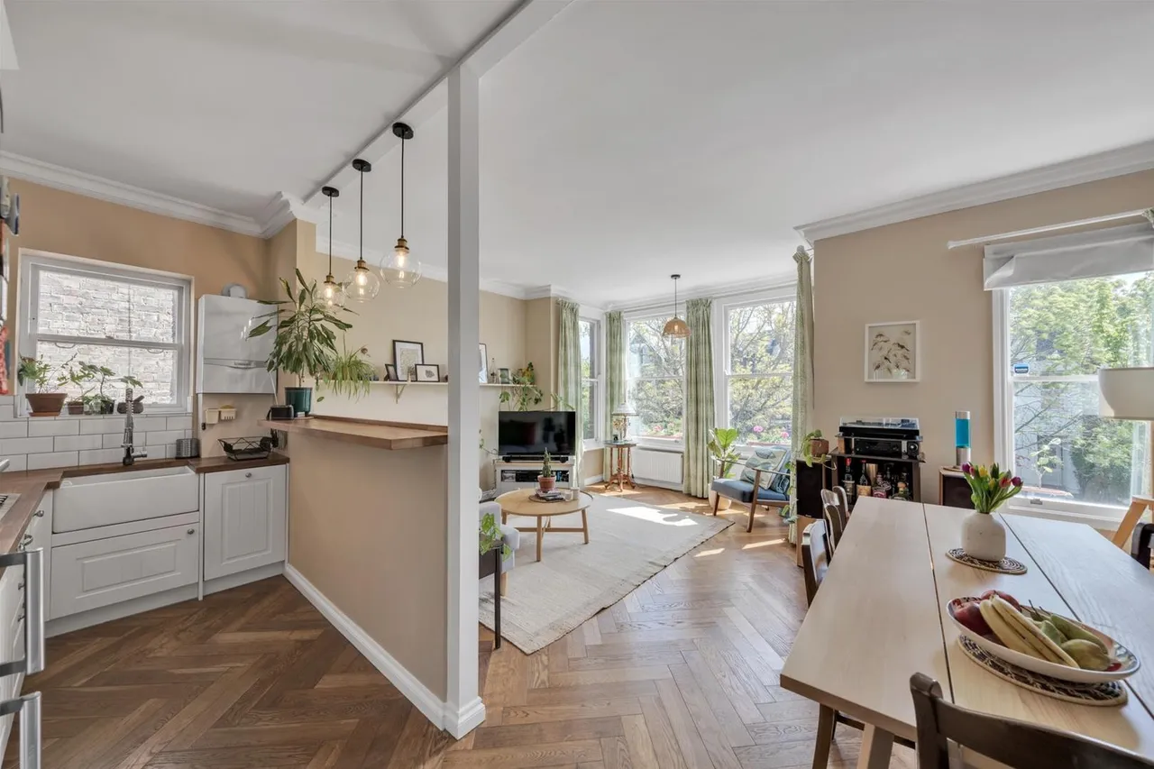 2 bed flat for sale, Minster Road, London, NW2