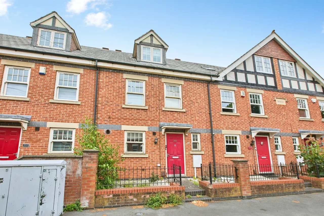 4 bed house for sale, Mansfield Road, Chester Green, DE1