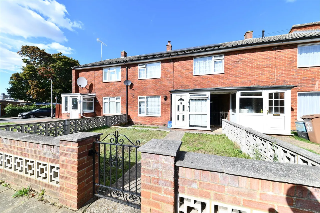 3 bed property for sale — Fox Road, Stevenage, Herts, SG1 1JD