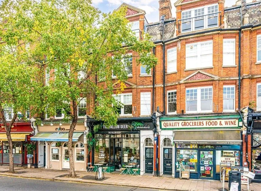 3 bed flat to rent, High Street, Teddington, TW11