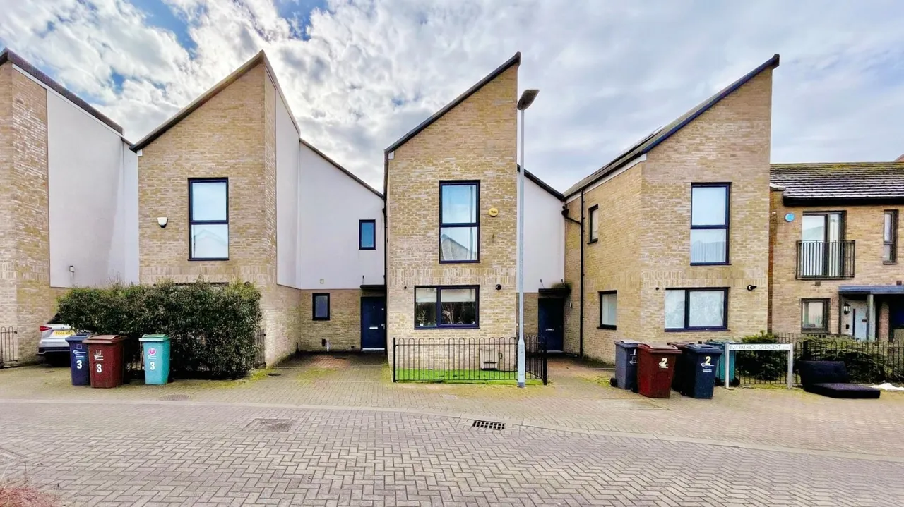 3 bed house for sale — Patrick Crescent, Dagenham, RM8