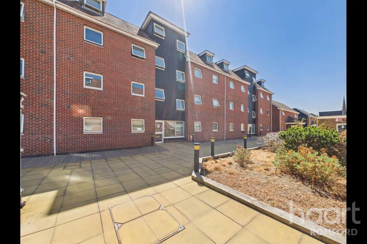 2 bed flat for sale, Market Place, Romford, RM1