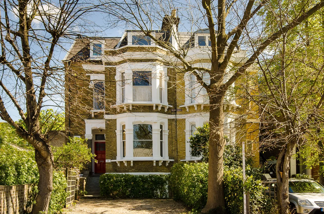 2 bed flat for sale — 105b West Hill Road, London