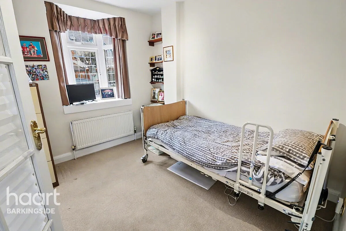 Sunnymede Drive, Barkingside, IG6, photo 14