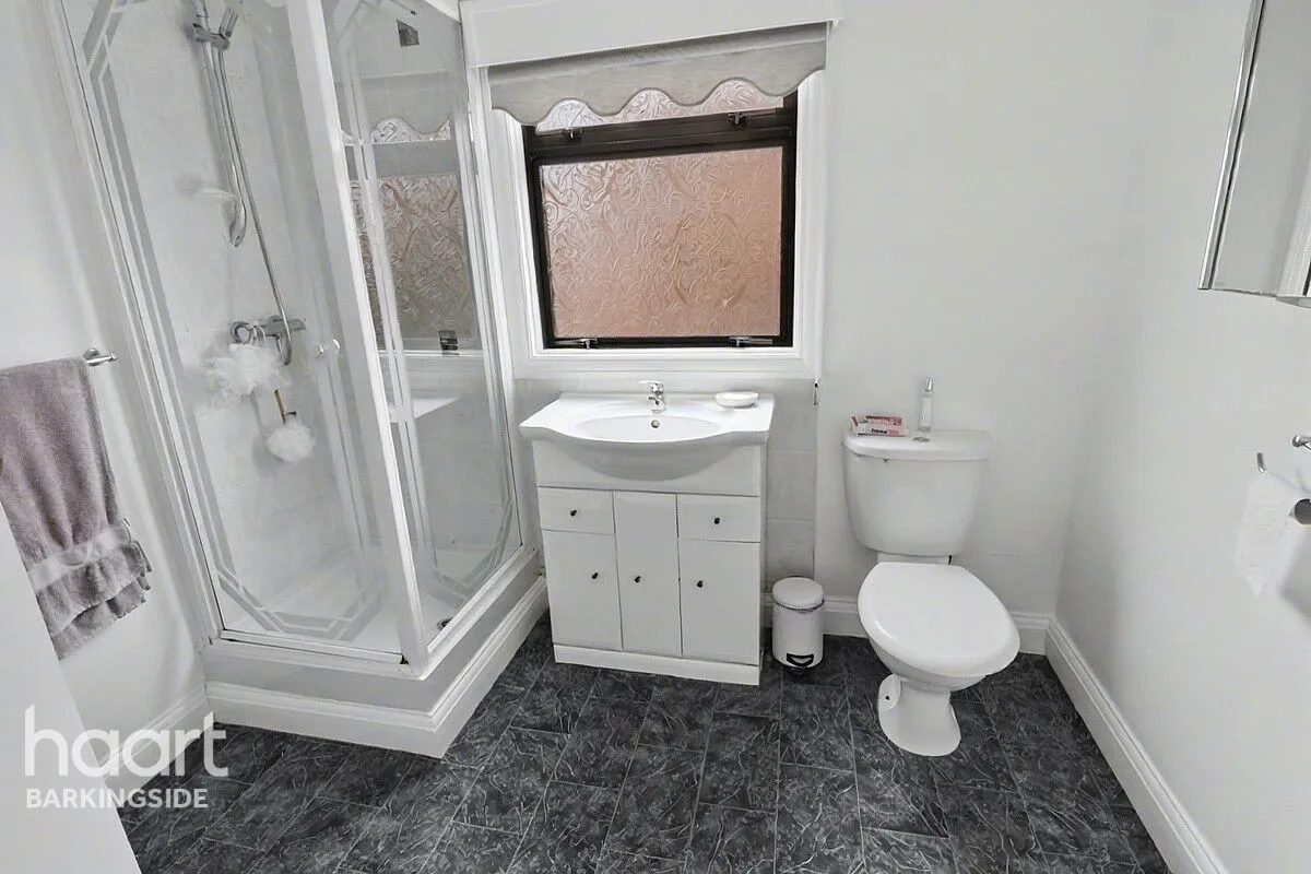 Sunnymede Drive, Barkingside, IG6, photo 18