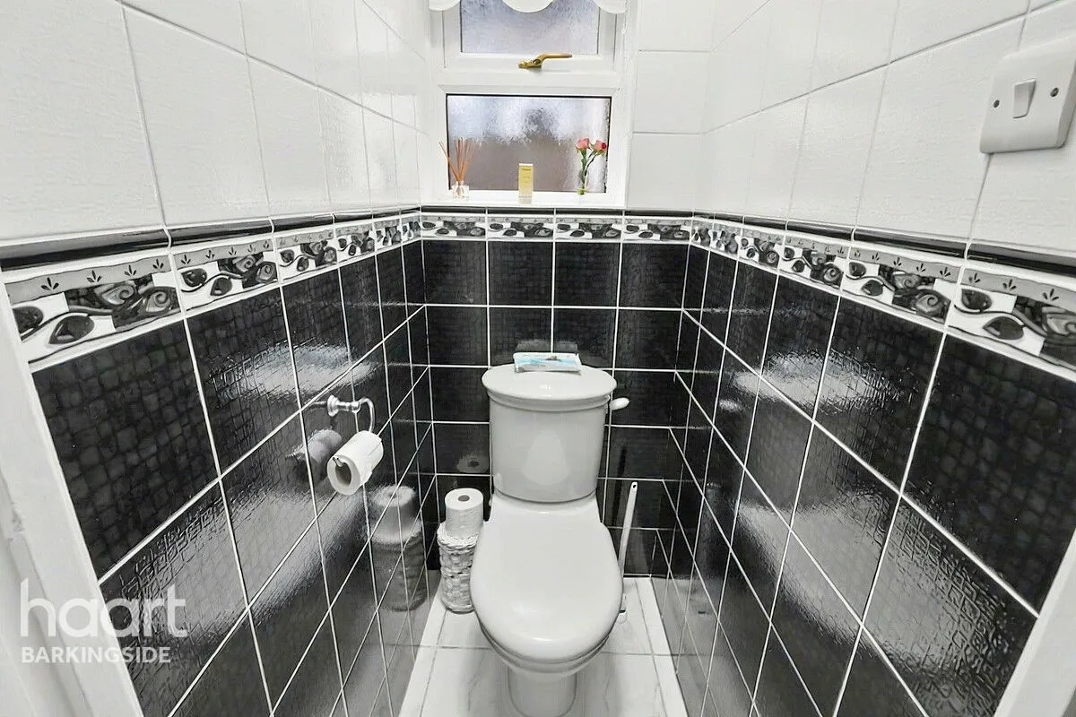 Sunnymede Drive, Barkingside, IG6, photo 13
