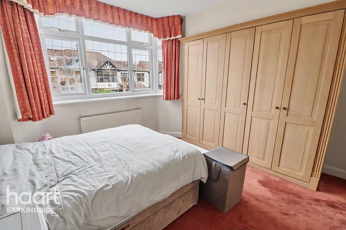 Sunnymede Drive, Barkingside, IG6, photo 17