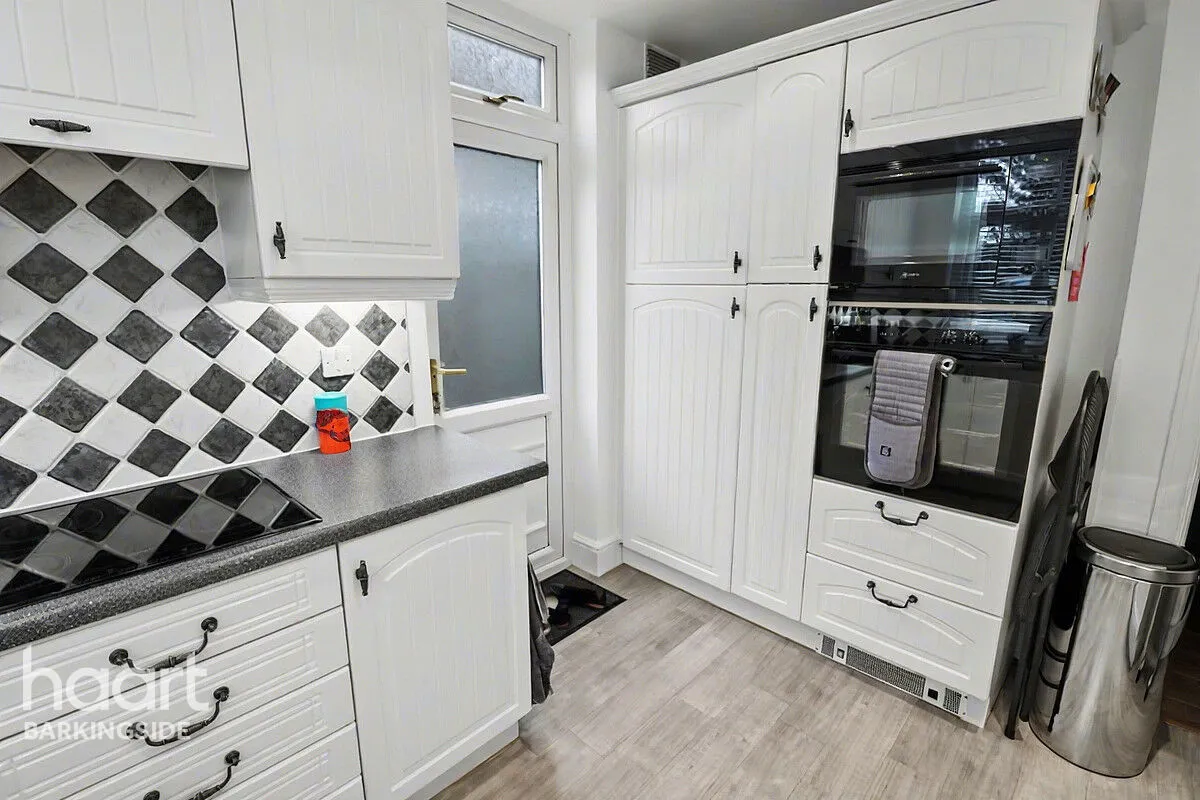 Sunnymede Drive, Barkingside, IG6, photo 11