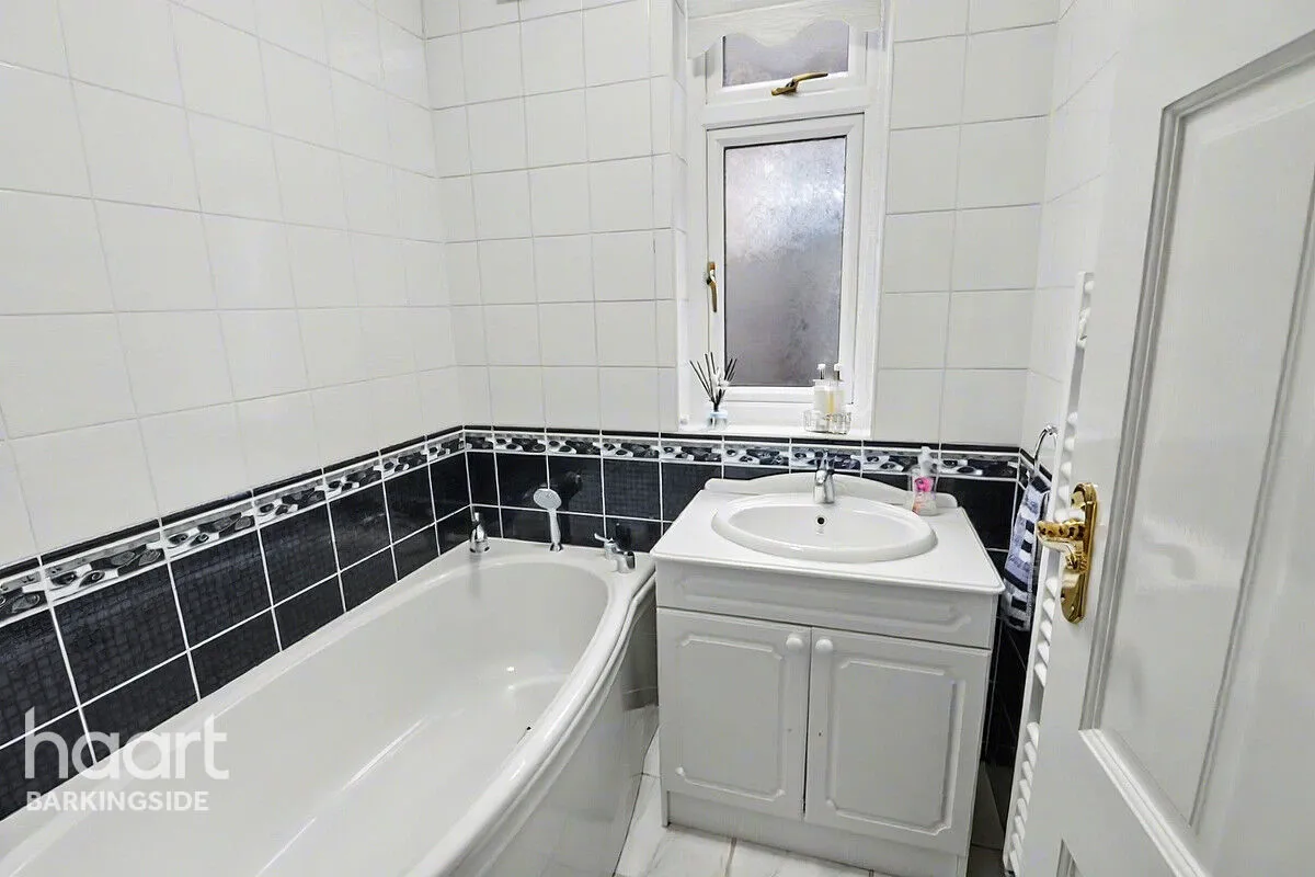 Sunnymede Drive, Barkingside, IG6, photo 12