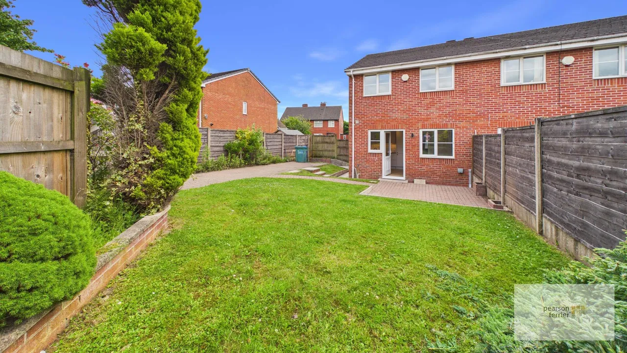 Holme Avenue, Bury, BL8 1HN, photo 2