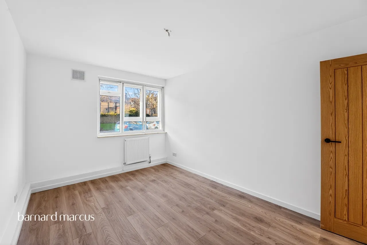 2 bed flat for sale — Elspeth Road, London
