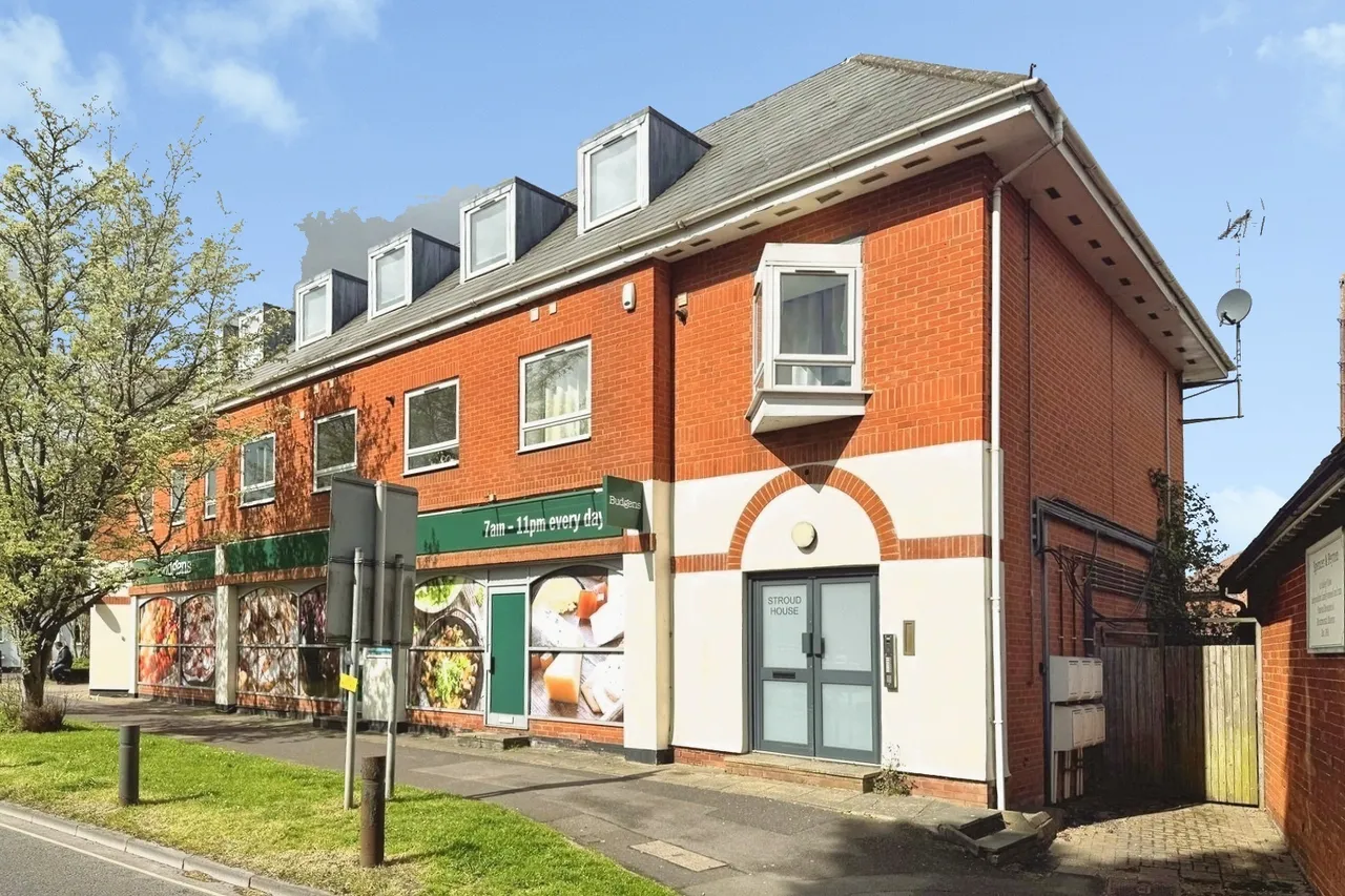 2 bed flat for sale — London Road, Hook, Hampshire, RG27 9DY