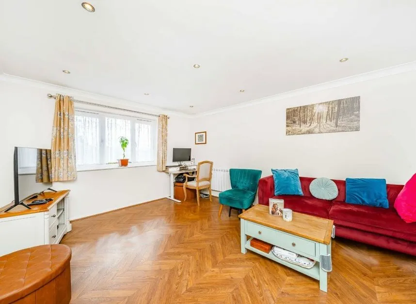 Redford Close, Feltham, TW13, photo 2