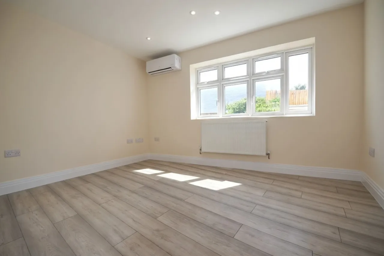 Clockhouse Lane, Ashford, photo 7