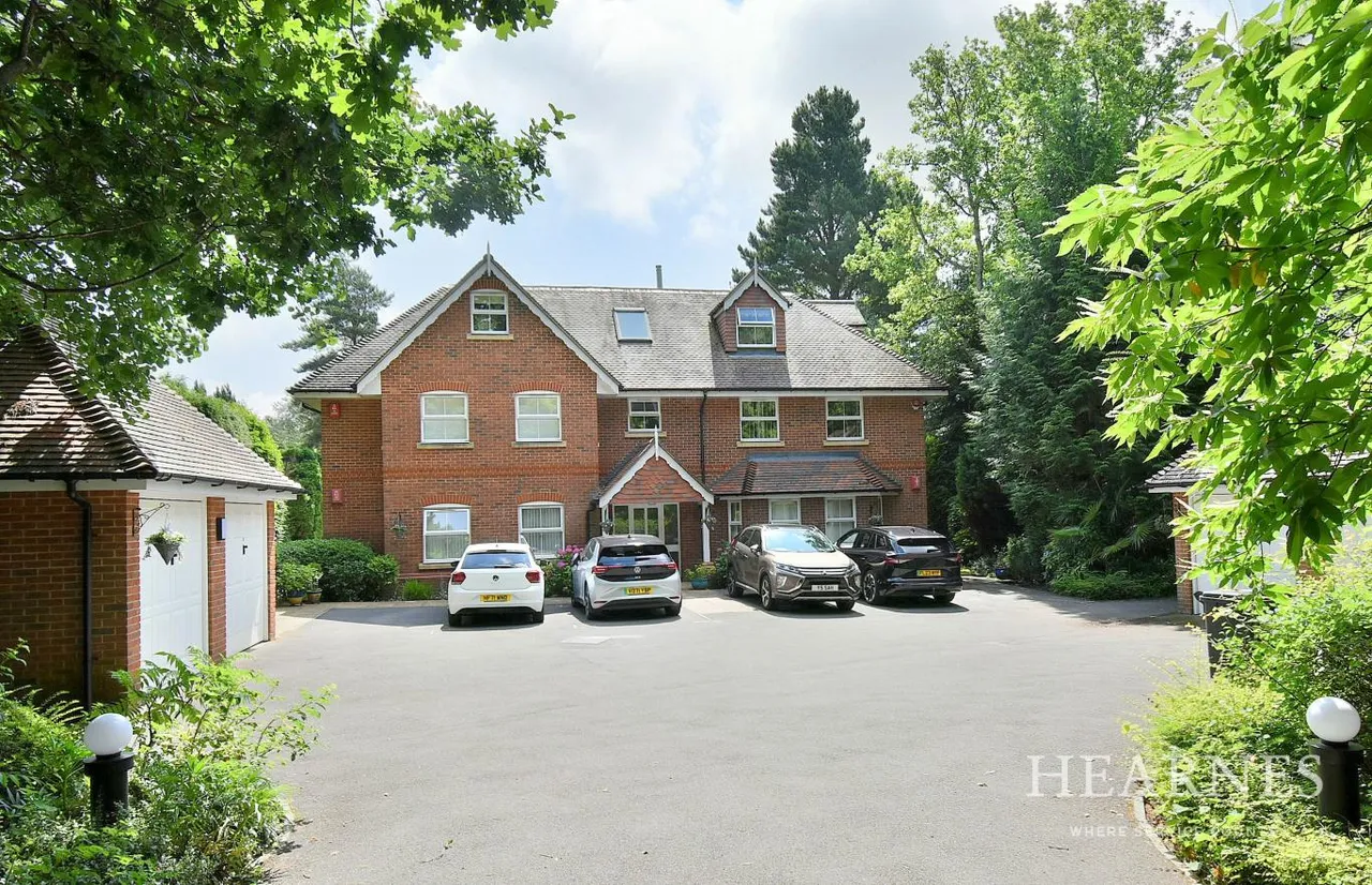 3 bed flat for sale, Rosemary Court, BH22