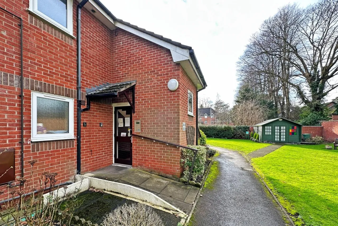 Cotteril Close, Brooklands, Manchester M23 9HY, photo 17
