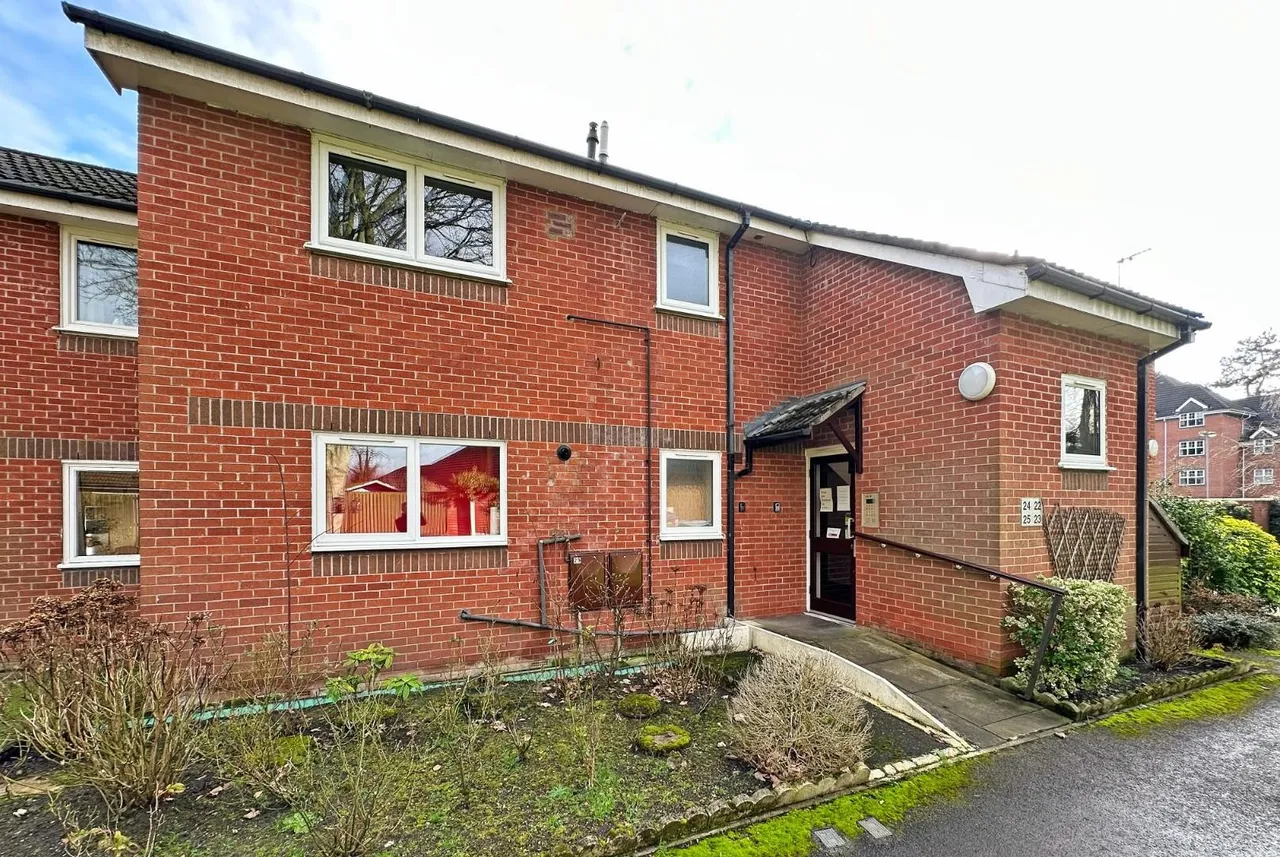 Cotteril Close, Brooklands, Manchester M23 9HY, photo 8