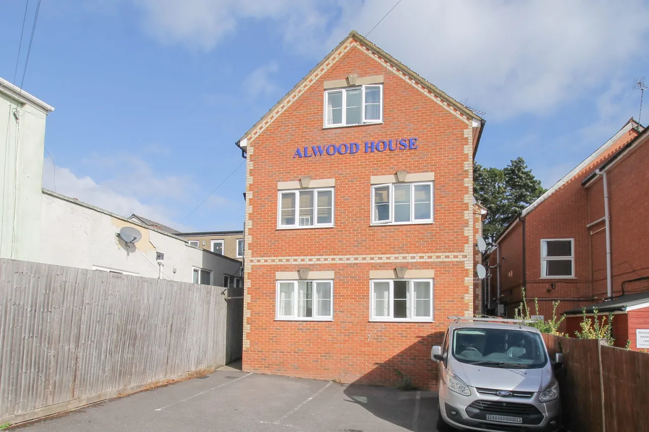2 bed flat to rent, Reading Road South, Fleet, GU52