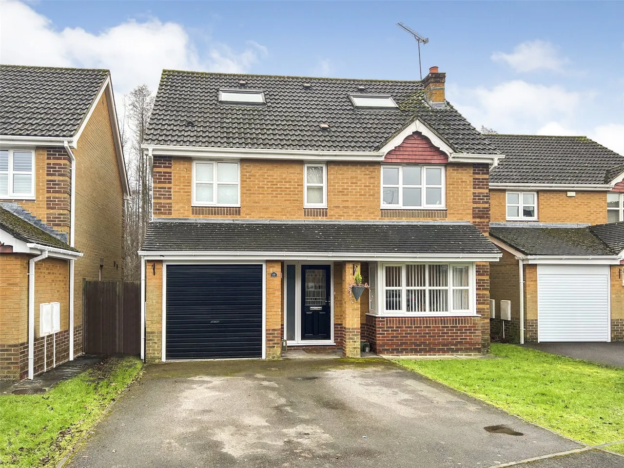 5 bed house for sale — Wisley Gardens, Farnborough, Hampshire, GU14 0RS