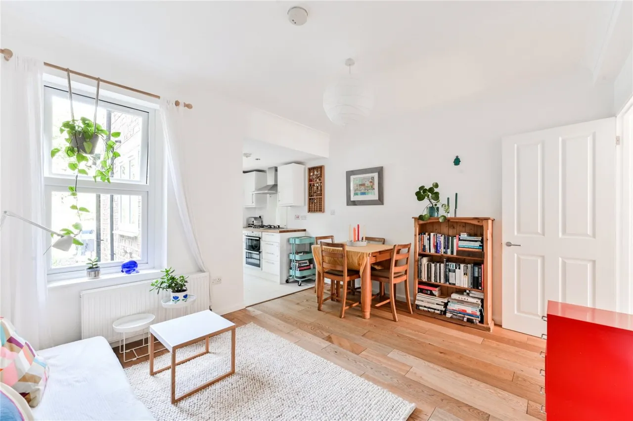 2 bed house for sale, Queens Road, London, N11