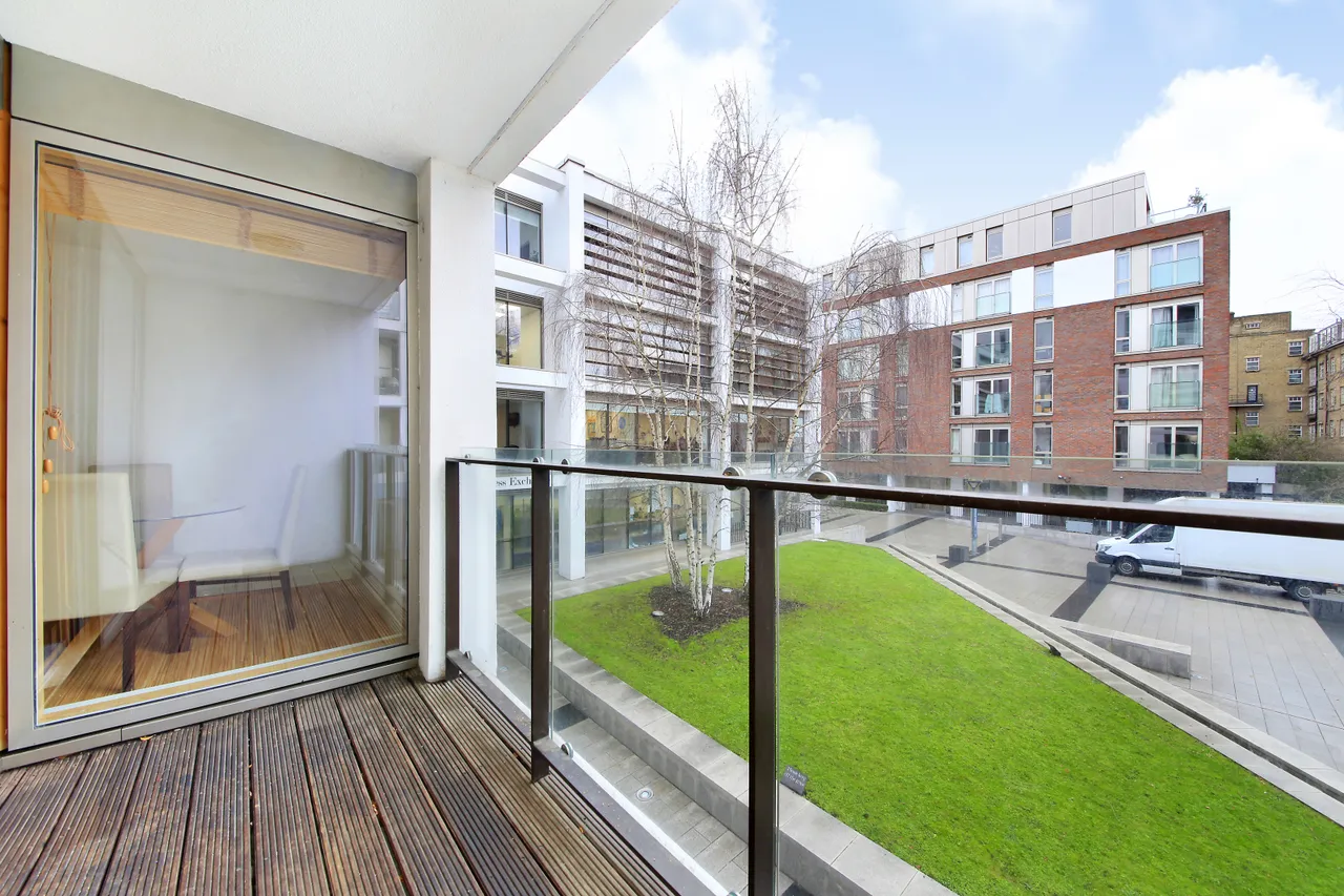 2 bed flat to rent, Wingate Square, Clapham, SW4