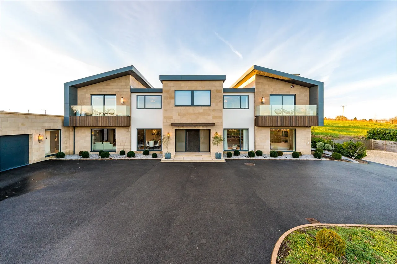 6 bed house for sale, Briestfield Road, Briestfield