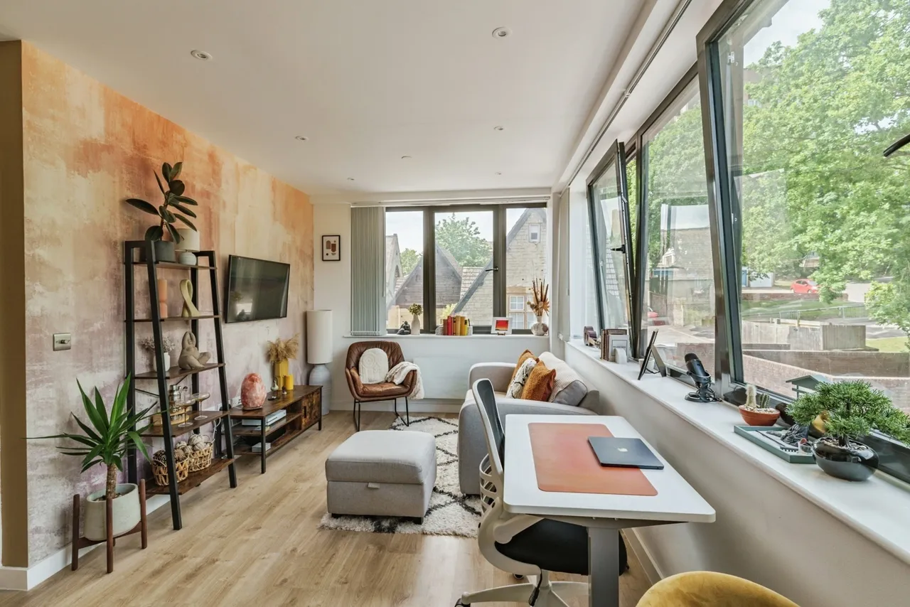 1 bed flat for sale, Station Road, Redhill, RH1