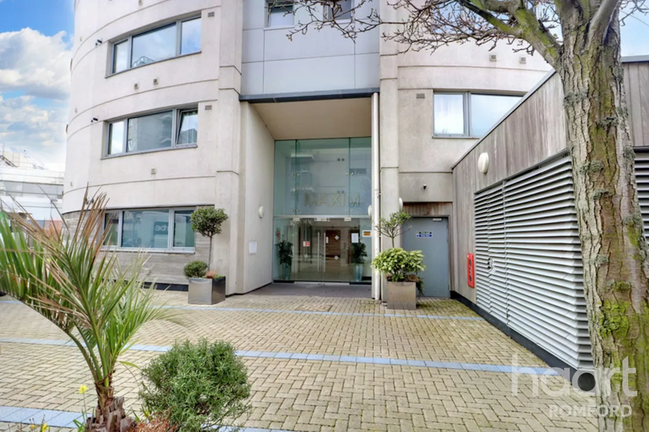 2 bed flat for sale, Mercury Gardens, Romford, RM1