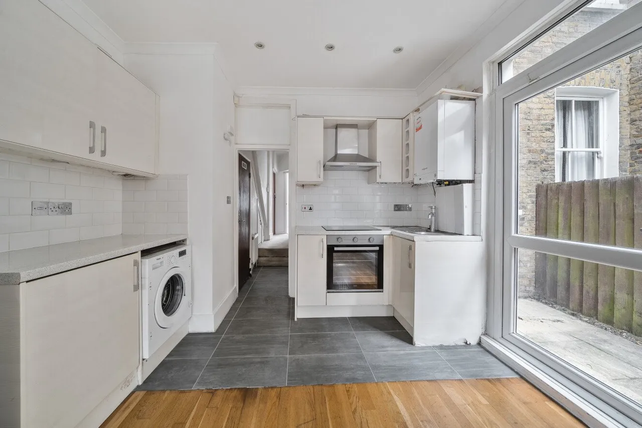 Mafeking Avenue, Brentford, London, TW8, photo 4