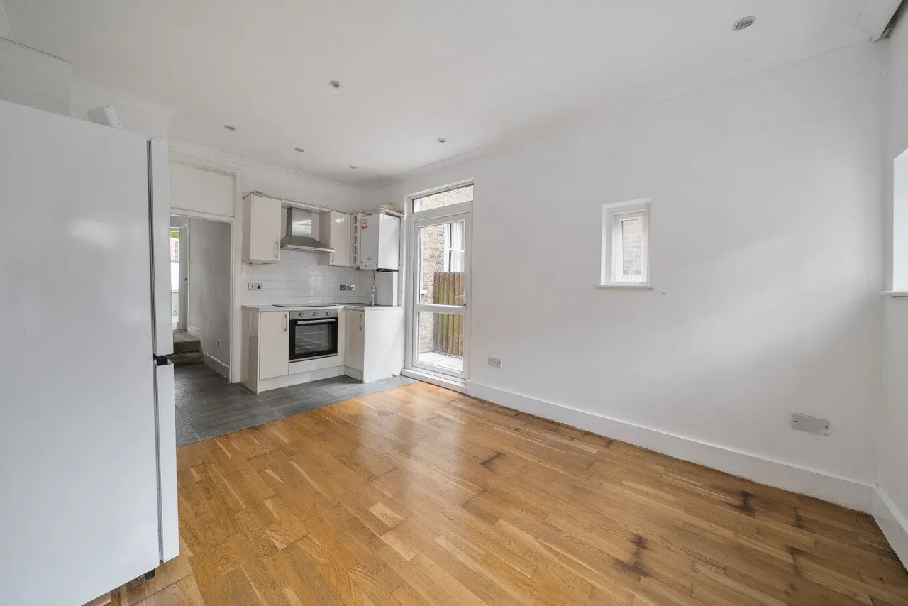 Mafeking Avenue, Brentford, London, TW8, photo 10