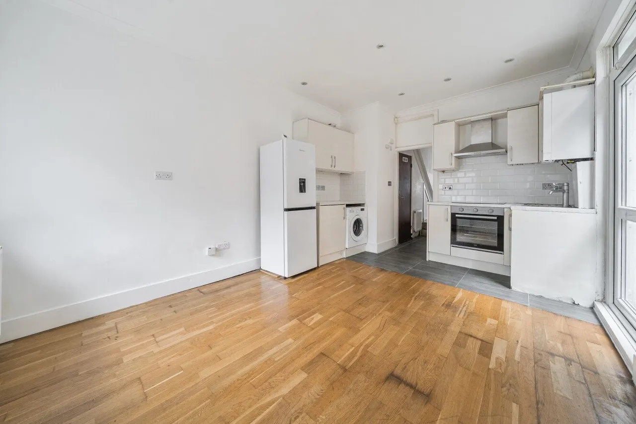 Mafeking Avenue, Brentford, London, TW8, photo 7