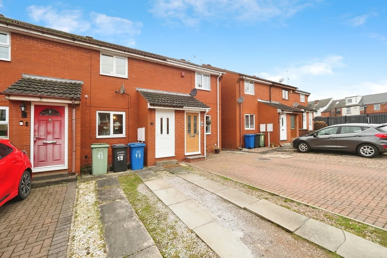 2 bed house for sale — Albert Avenue, New Whittington, Chesterfield, Derbyshire, S43