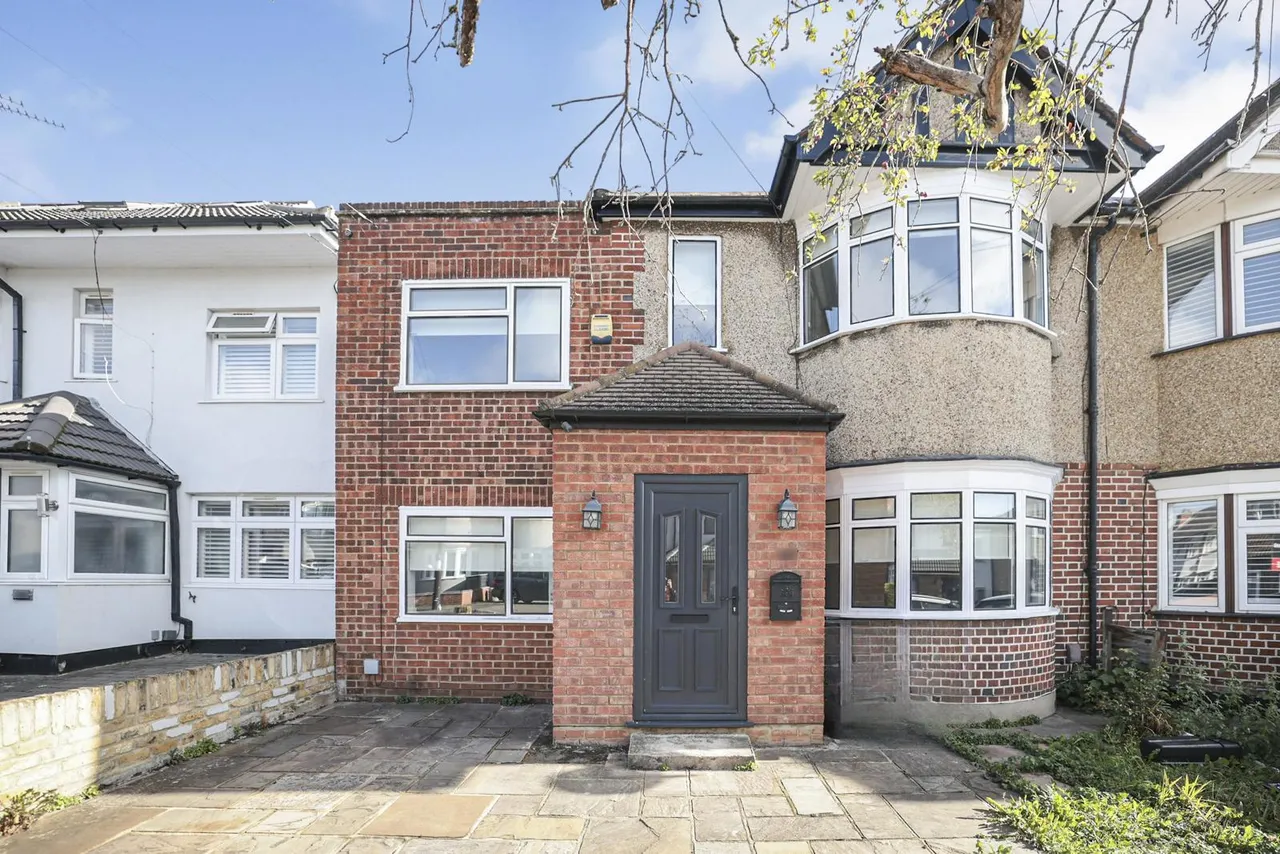 Beverley Road, Ruislip Manor Fees Apply, HA4, photo 2