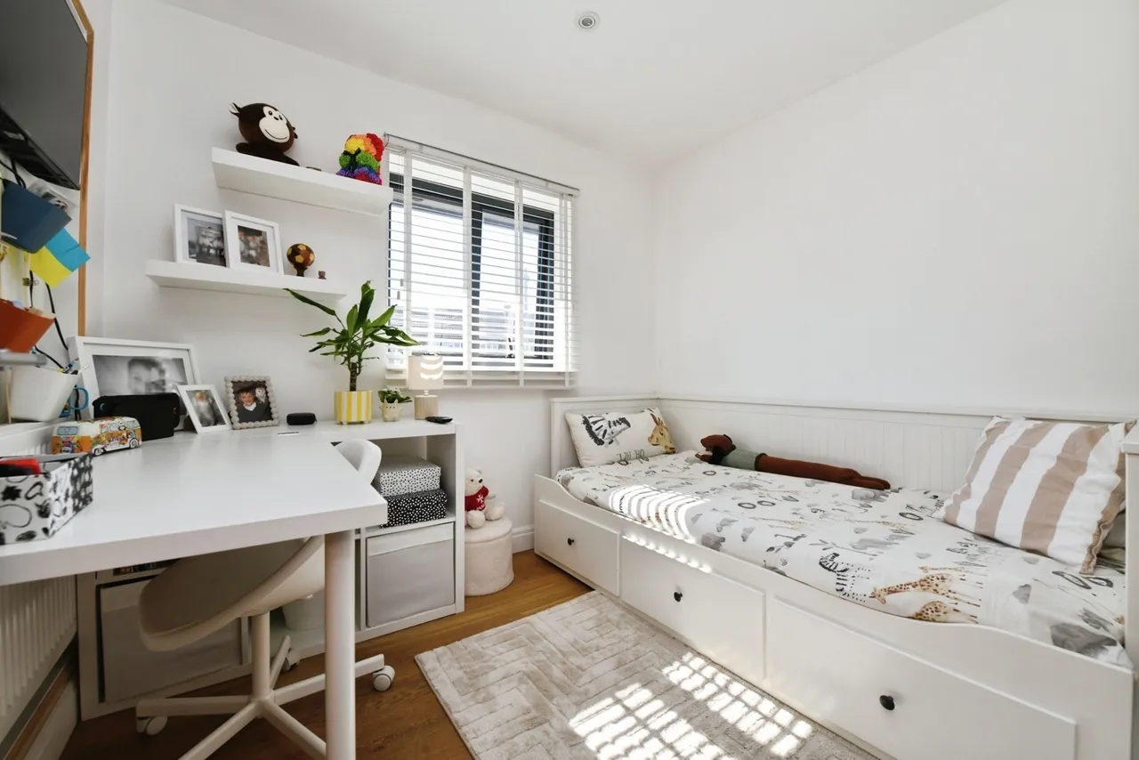 Mendip Crescent, Westcliff-on-Sea, Essex, SS0, photo 18