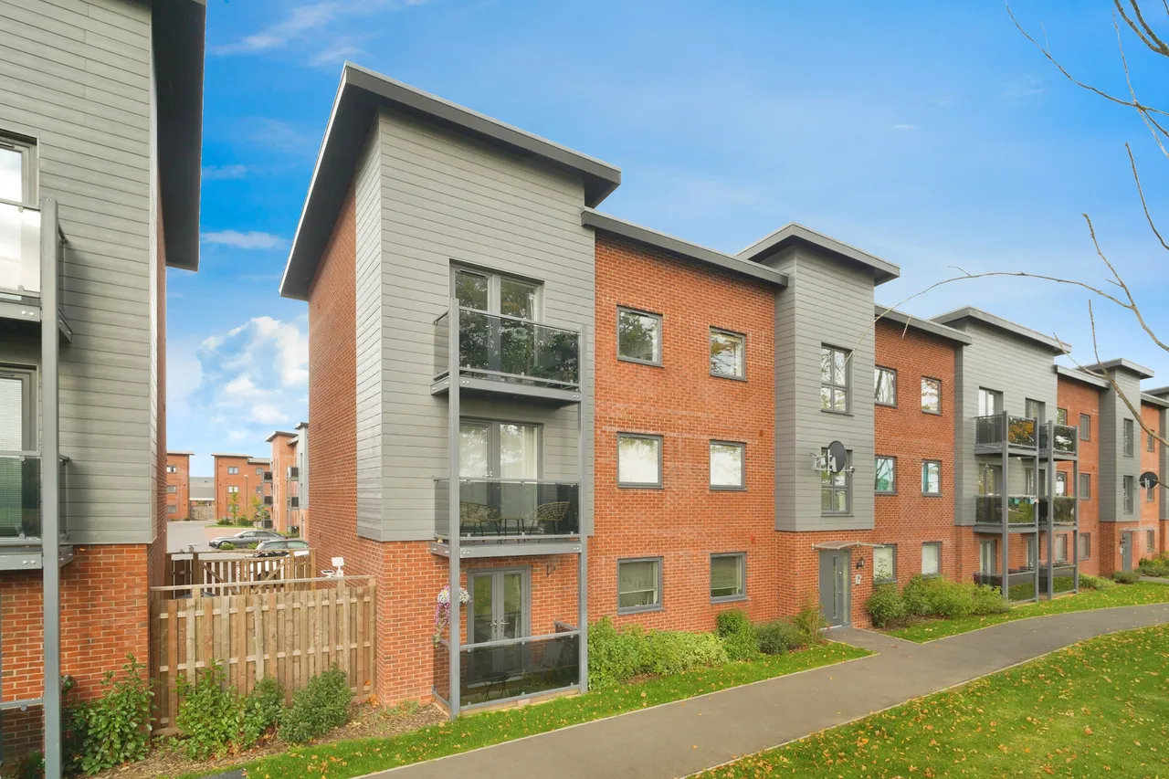 2 bed flat for sale, Newman Square, Solihull, B90