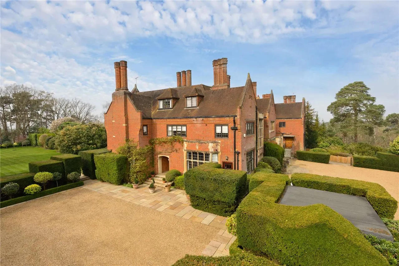 5 bed house to rent — Old Avenue, St George's Hill, Weybridge, Surrey, KT13 0QE