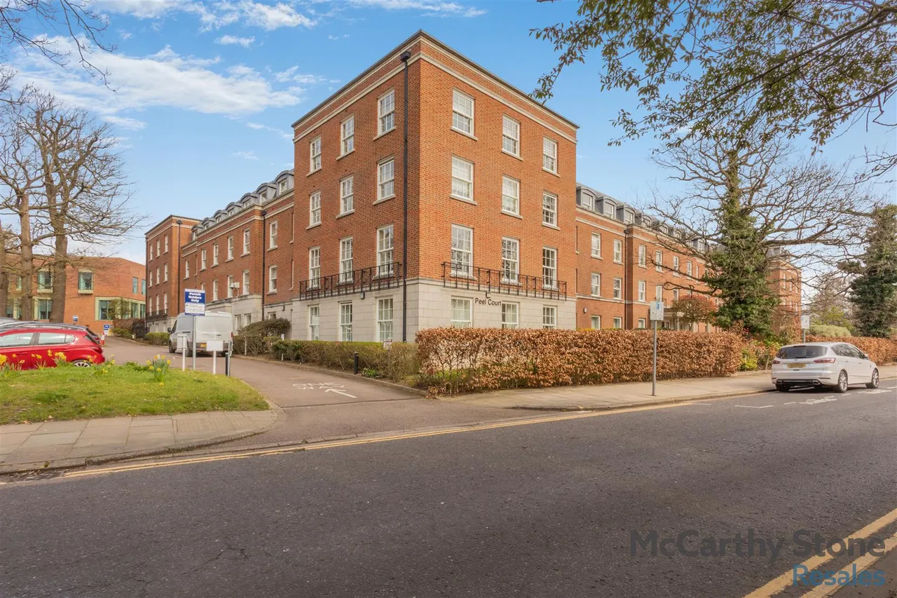 2 bed flat for sale, College Way, Welwyn Garden City, AL8