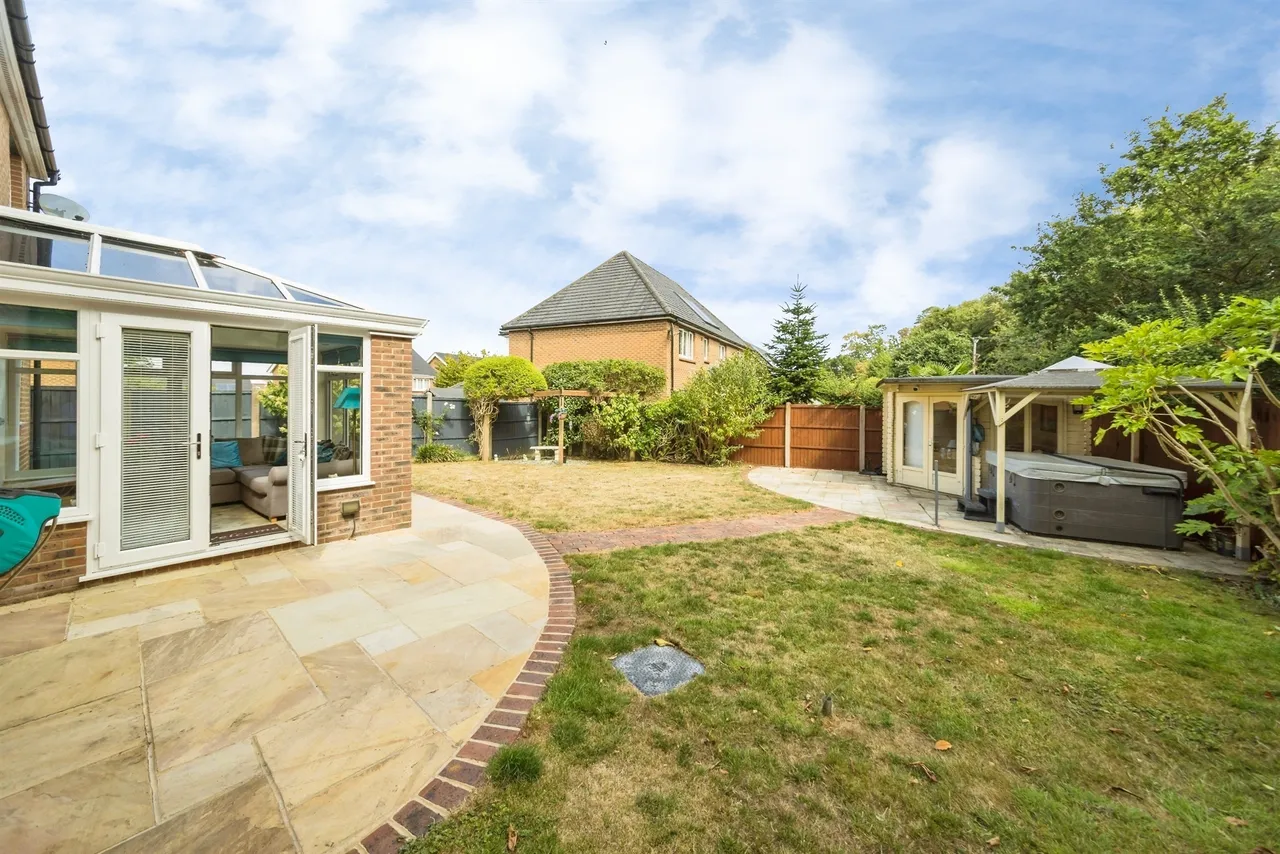 The Furrows, Crawley Down, RH10, photo 23