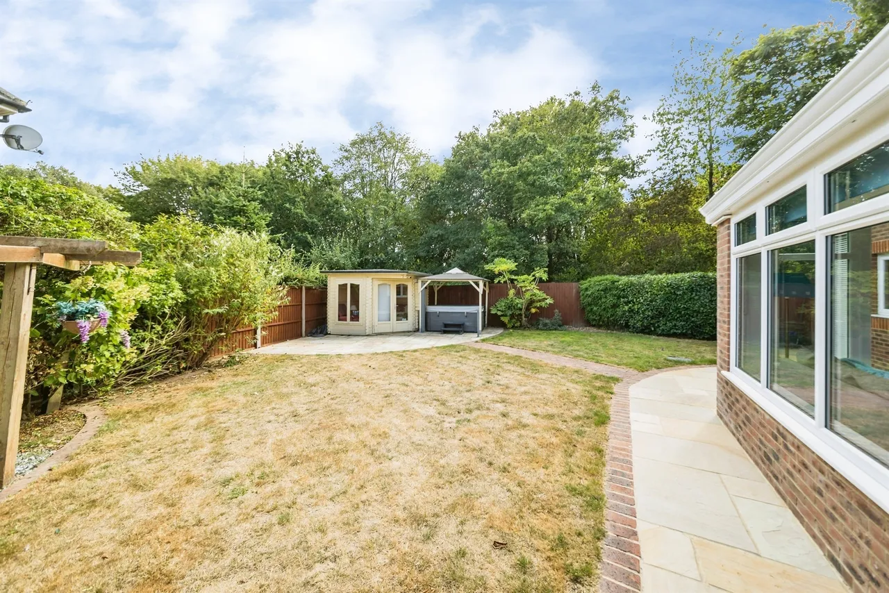 The Furrows, Crawley Down, RH10, photo 25