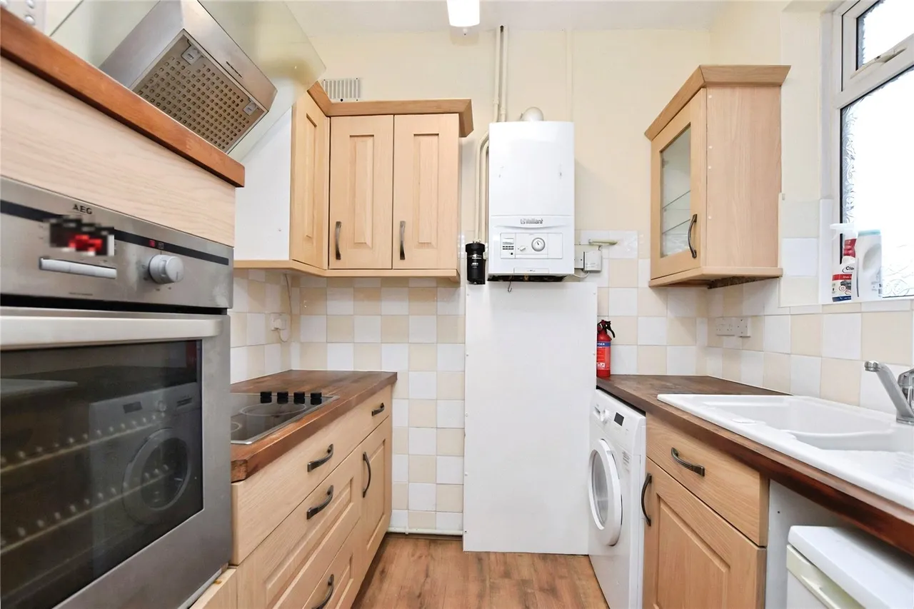 3 bed flat to rent — High Street, Barkingside, Ilford, IG6