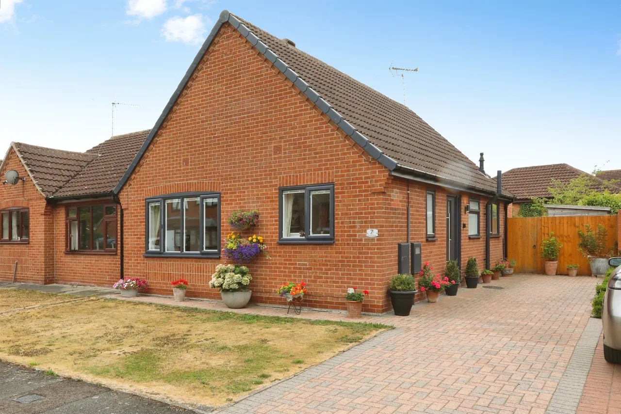 2 bed house for sale, Grove Park, Misterton, DN10
