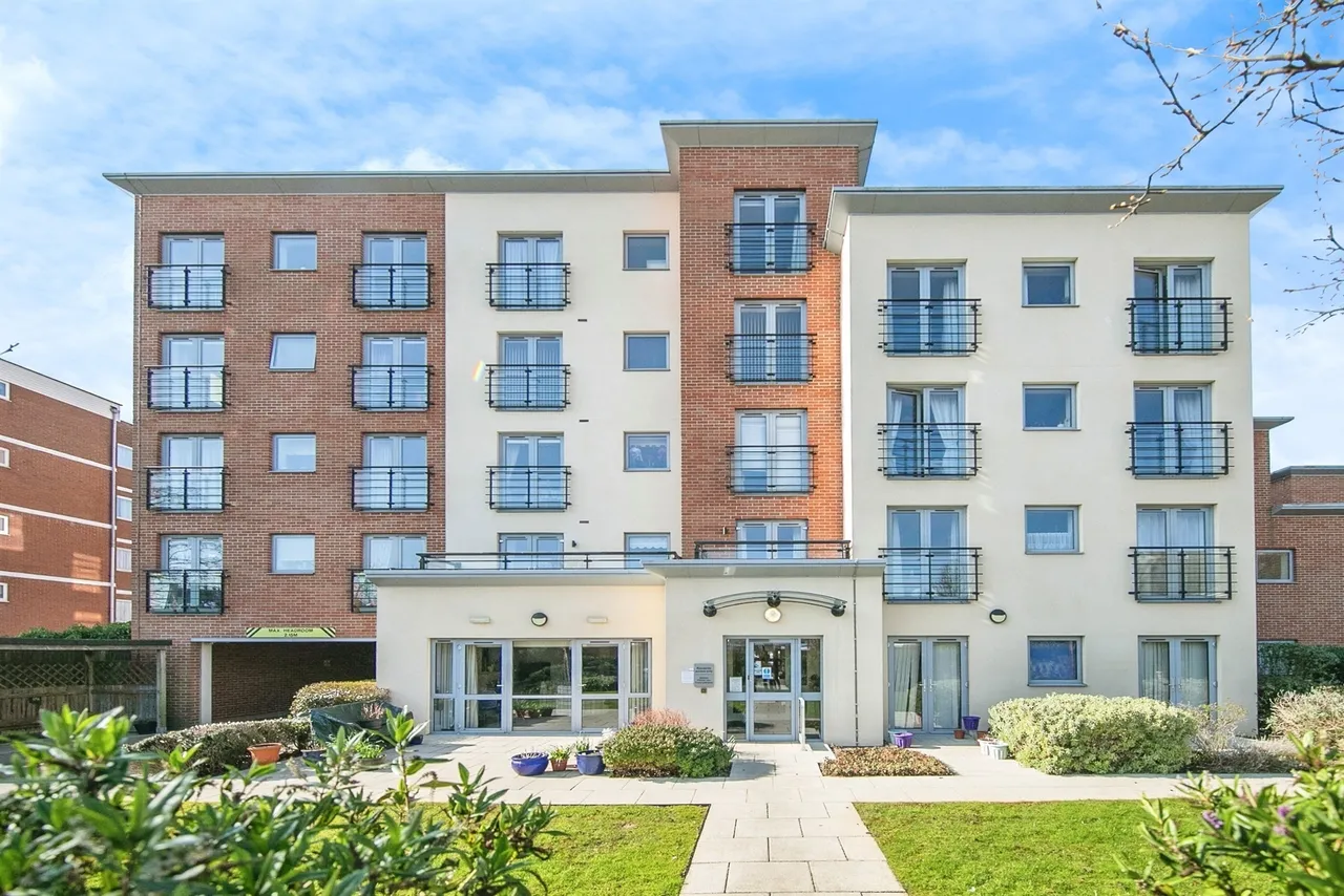 1 bed flat for sale — Carnarvon Road, Clacton-On-Sea