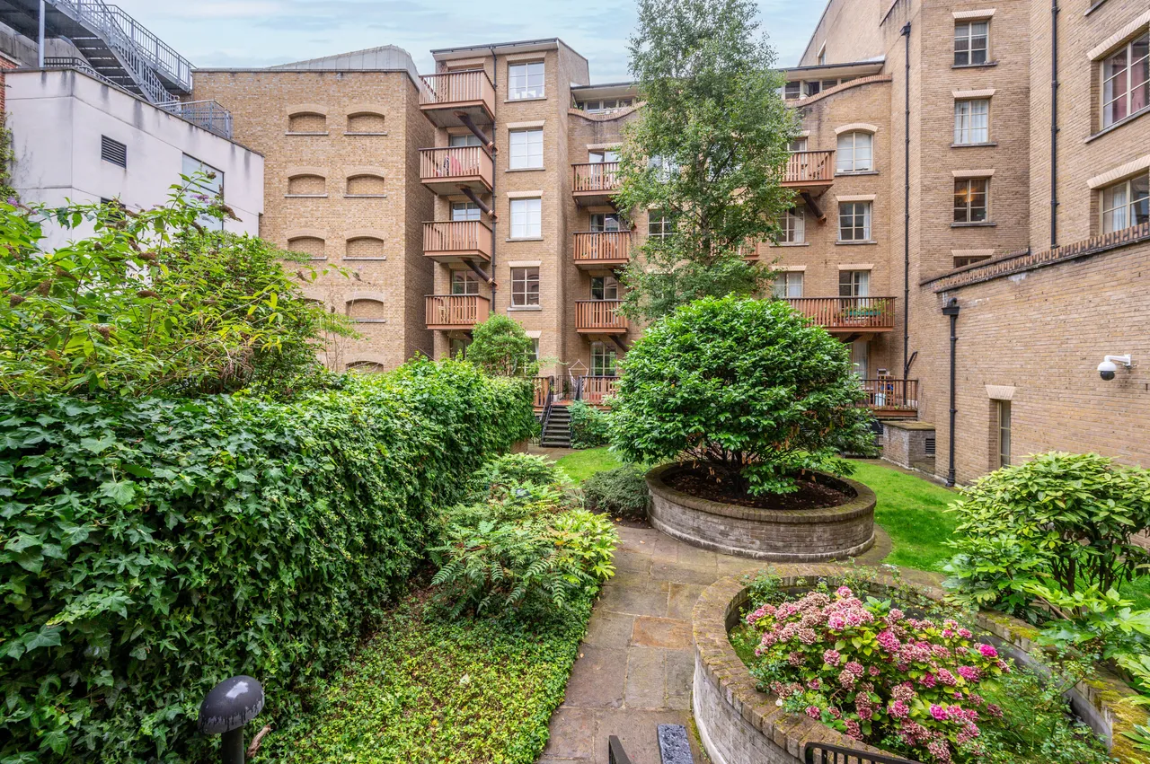 Flat 200 The Circle, Queen Elizabeth Street, London, photo 5