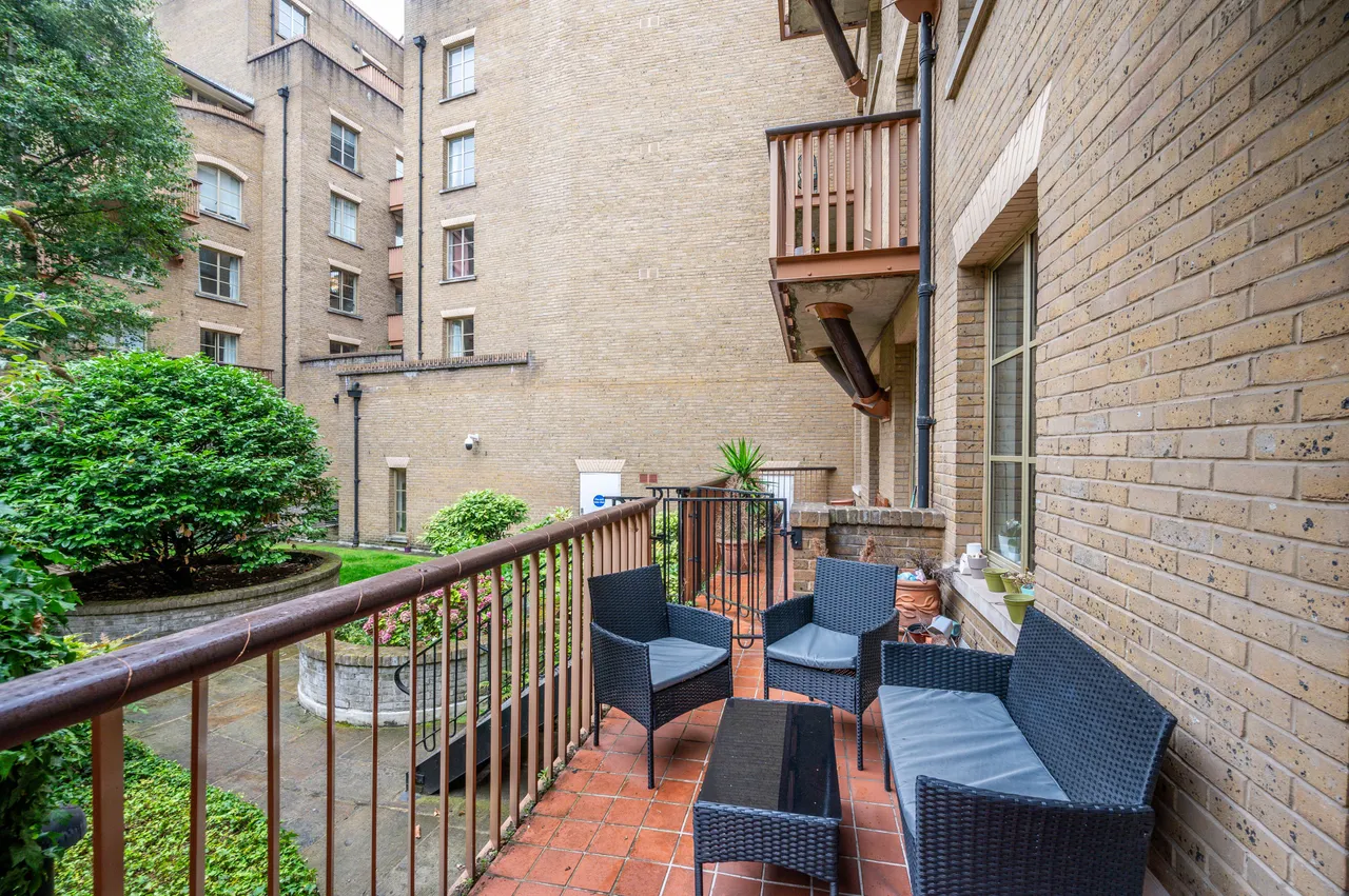 Flat 200 The Circle, Queen Elizabeth Street, London, photo 4