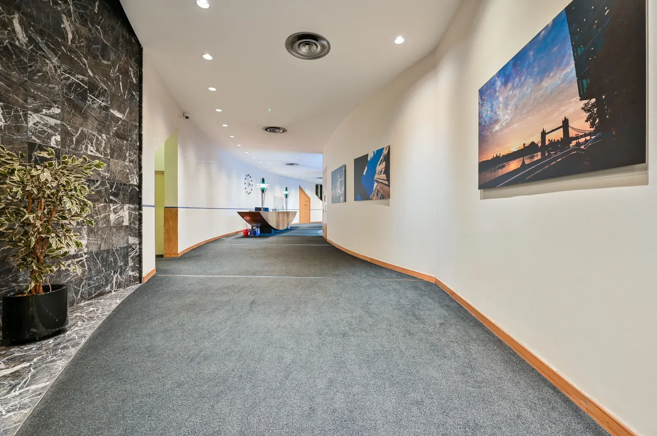 Flat 200 The Circle, Queen Elizabeth Street, London, photo 9
