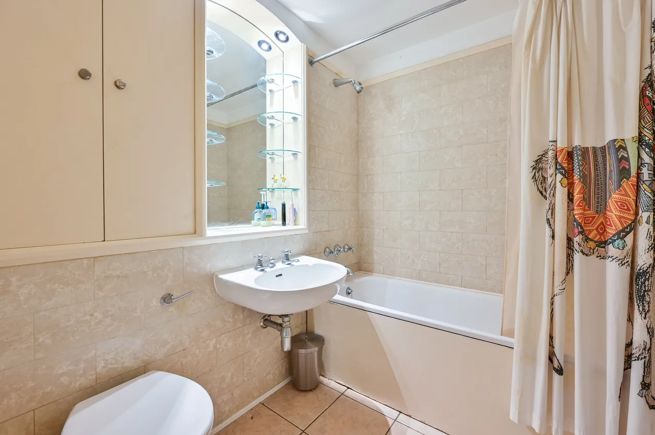 Flat 200 The Circle, Queen Elizabeth Street, London, photo 8