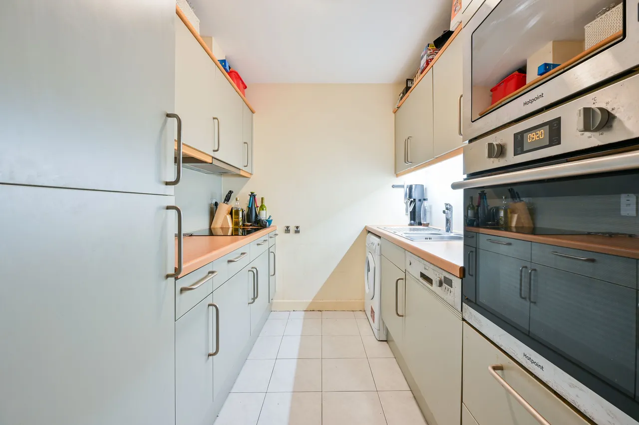 Flat 200 The Circle, Queen Elizabeth Street, London, photo 6