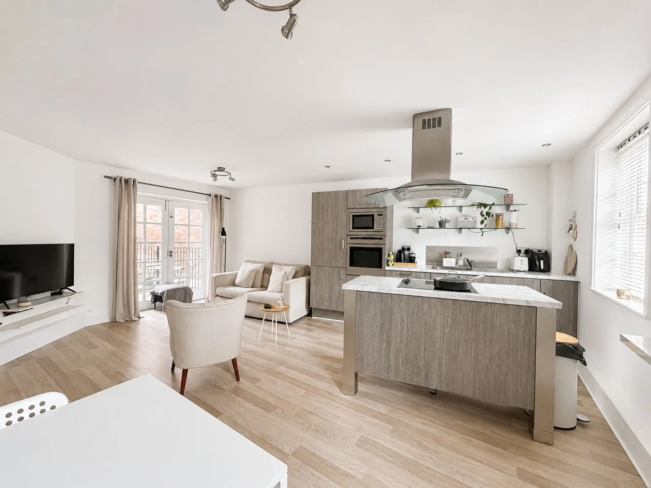 Royles Square, Alderley Edge, photo 3